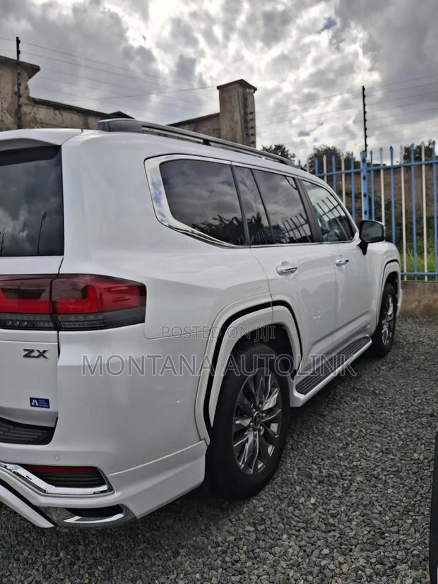 Toyota Land Cruiser LC300 2023 White