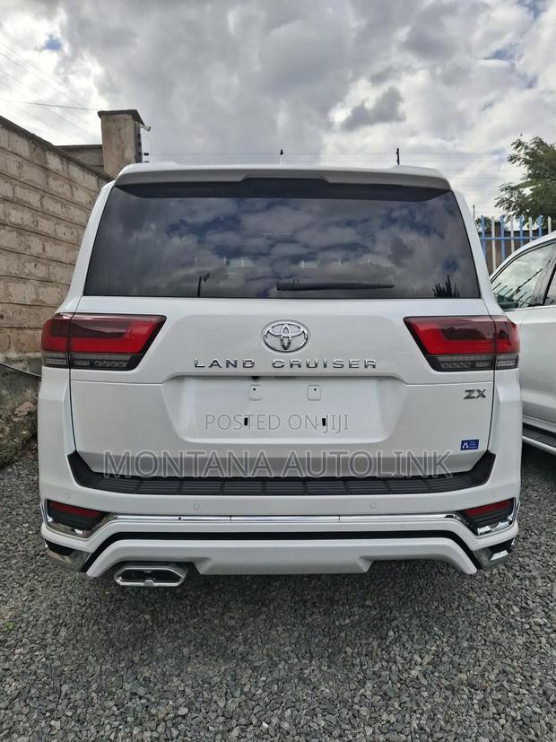Toyota Land Cruiser LC300 2023 White