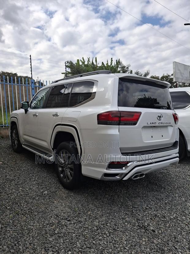 Toyota Land Cruiser LC300 2023 White