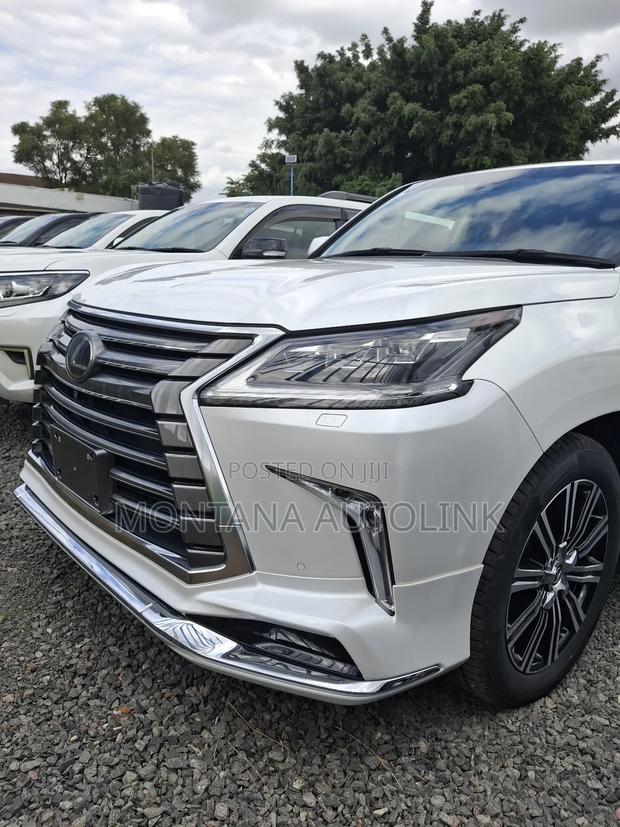 Lexus LX 570 AWD 2019 White