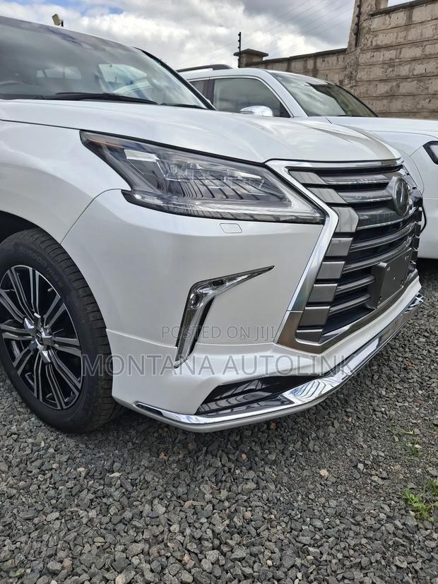 Lexus LX 570 AWD 2019 White