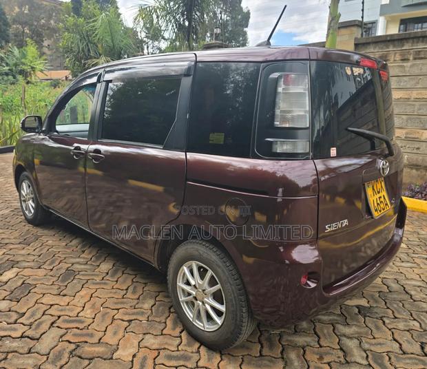 Toyota Sienta 2012 Maroon