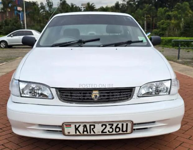 Toyota Corolla 2000 White