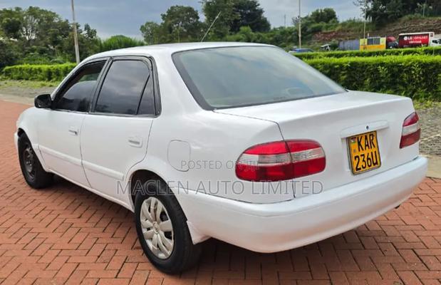 Toyota Corolla 2000 White