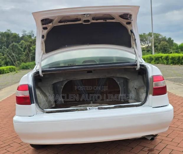 Toyota Corolla 2000 White