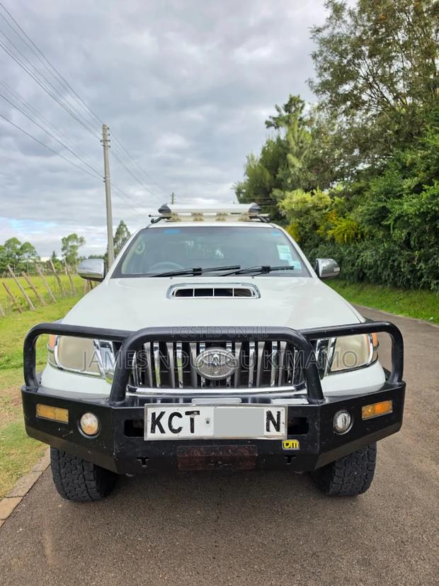 Toyota Hilux 2012 White