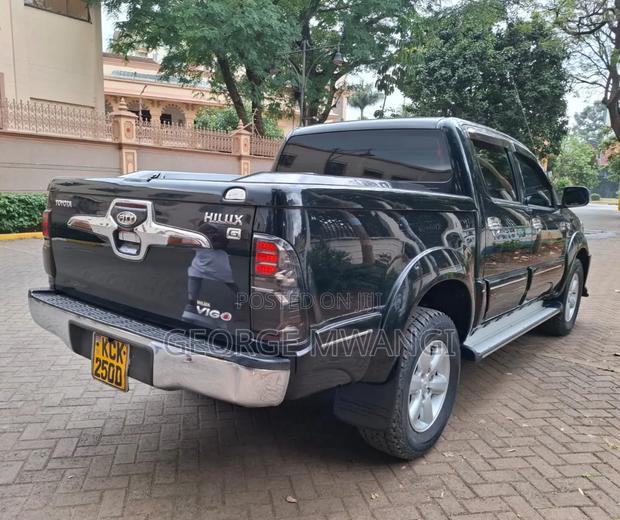 Toyota Hilux 2010 Black
