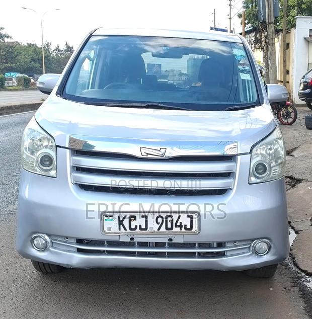 Toyota Noah 2009 Silver