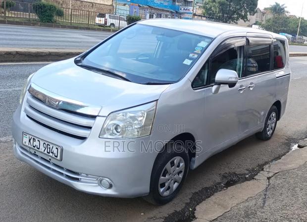 Toyota Noah 2009 Silver