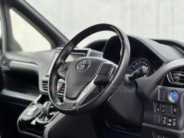 Toyota Esquire 1.8 FWD Hybrid (7 seater) 2019 White