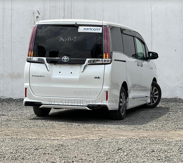 Toyota Esquire 1.8 FWD Hybrid (7 seater) 2019 White