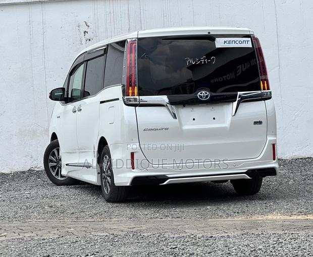 Toyota Esquire 1.8 FWD Hybrid (7 seater) 2019 White