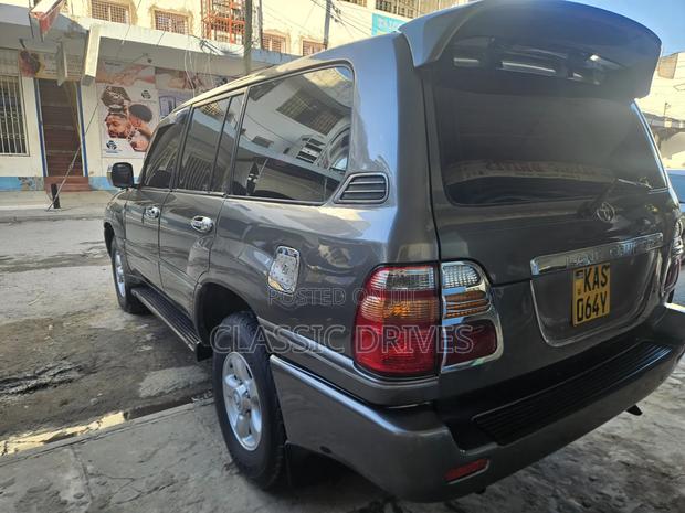 Toyota Land Cruiser 2002 Gray