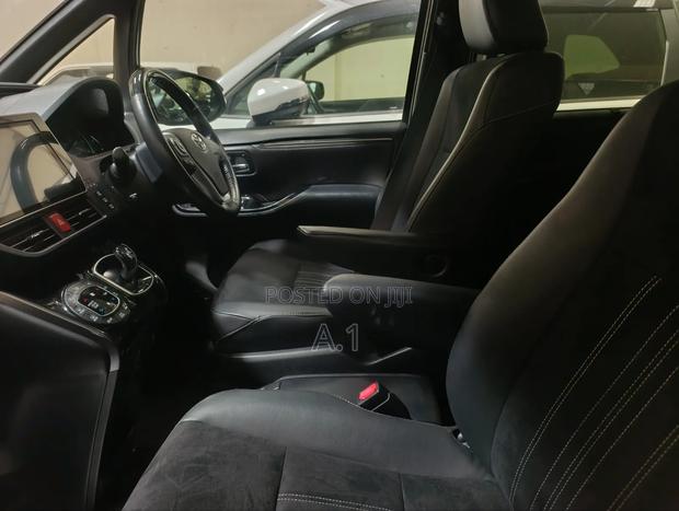 Toyota Esquire 1.8 FWD Hybrid (7 seater) 2019 Black