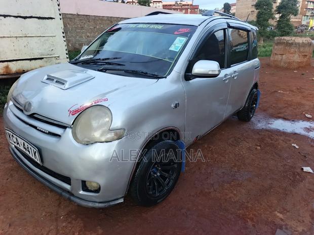 Toyota Sienta 1.5 FWD 2009 Silver