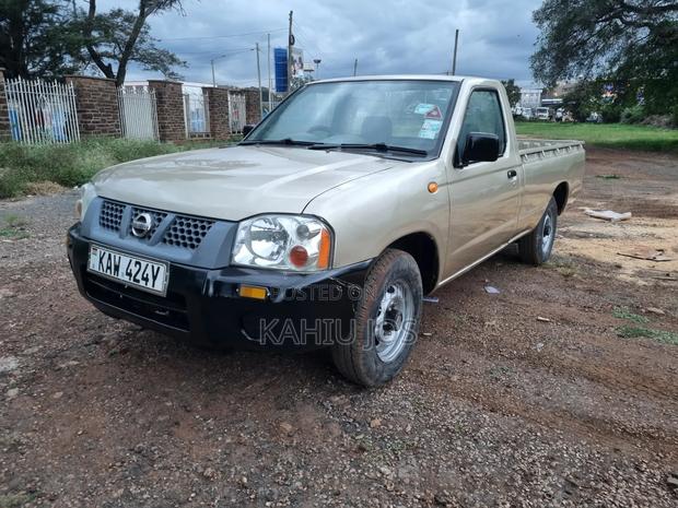 Nissan Hardbody 2000i 2006 Gold