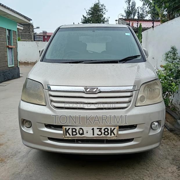 Toyota Noah 2005 Gold