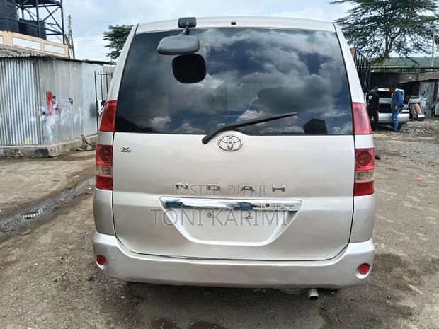 Toyota Noah 2005 Gold