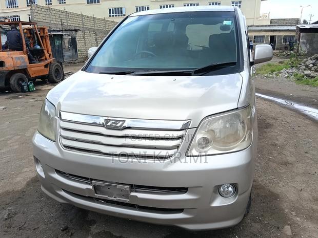 Toyota Noah 2005 Gold