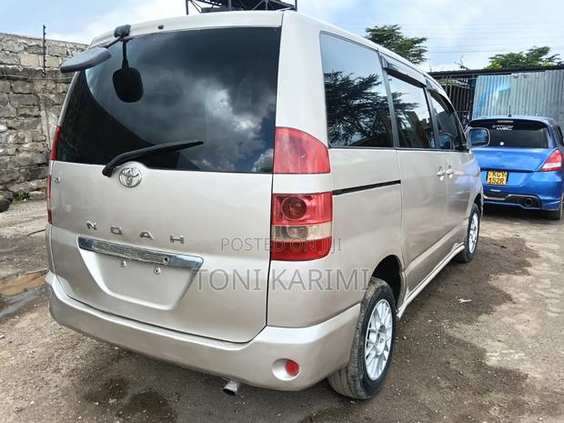 Toyota Noah 2005 Gold