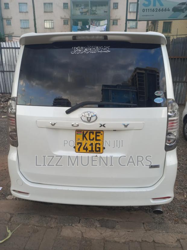 Toyota Voxy 2010 White