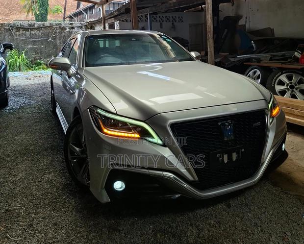 Toyota Crown 2018 Silver