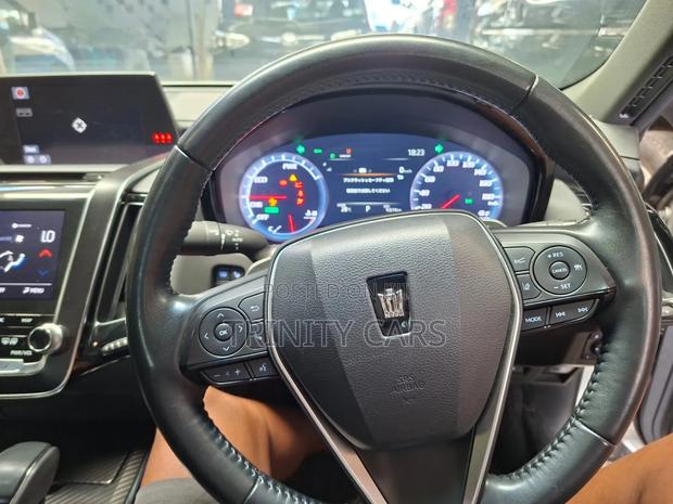 Toyota Crown 2018 Silver