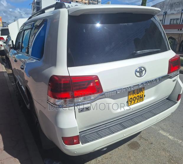 Toyota Land Cruiser 4.6 V8 ZX 2016 White