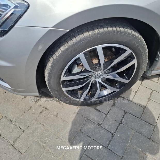 Volkswagen Golf 2019 Beige