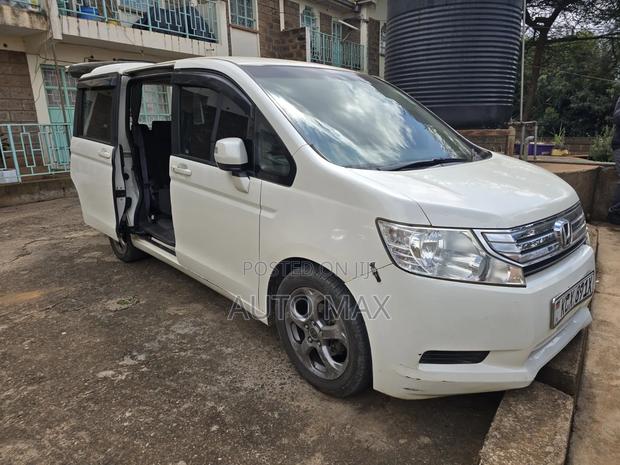Honda Stepwgn 2012 White