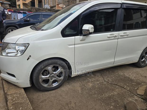 Honda Stepwgn 2012 White