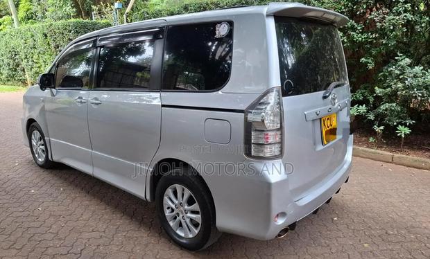 Toyota Voxy 2012 Silver