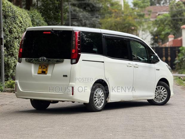 Toyota Noah 1.8 FWD Hybrid (7 seater) 2016 White