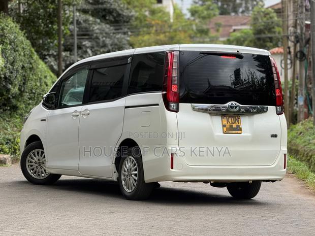 Toyota Noah 1.8 FWD Hybrid (7 seater) 2016 White