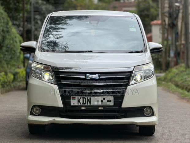 Toyota Noah 1.8 FWD Hybrid (7 seater) 2016 White