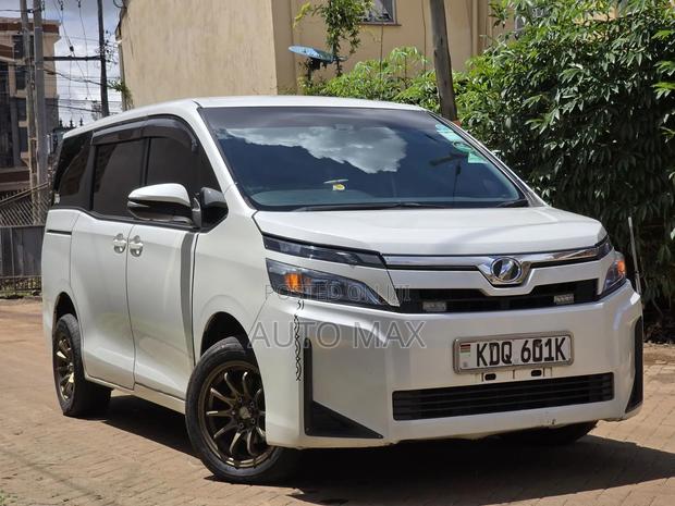 Toyota Voxy 2017 White