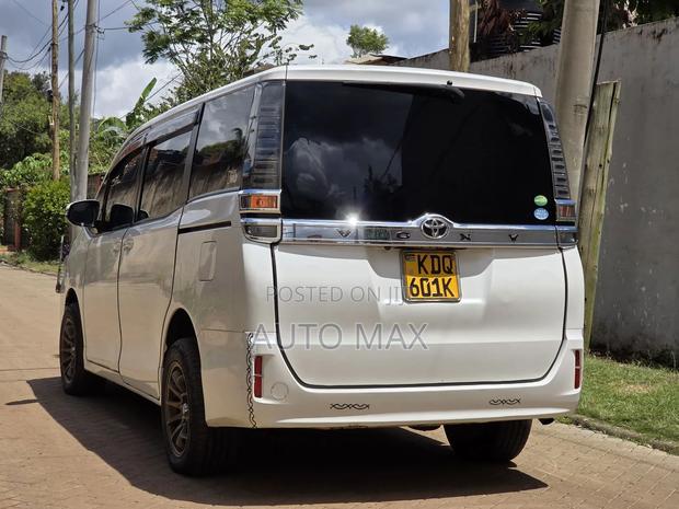 Toyota Voxy 2017 White