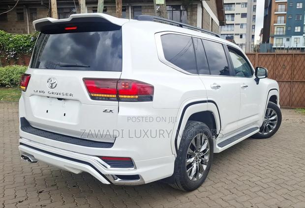 Toyota Land Cruiser LC300 2023 White