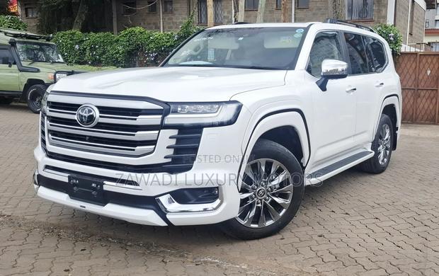 Toyota Land Cruiser LC300 2023 White