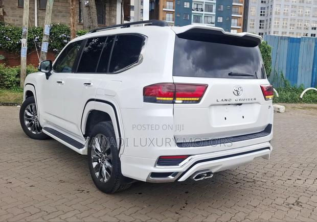 Toyota Land Cruiser LC300 2023 White