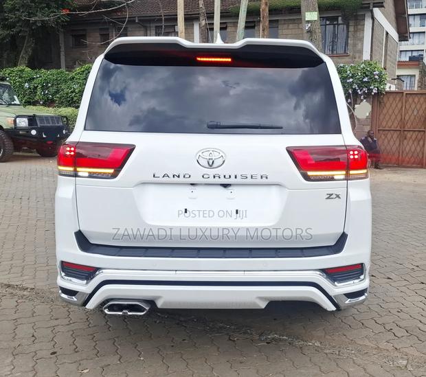 Toyota Land Cruiser LC300 2023 White