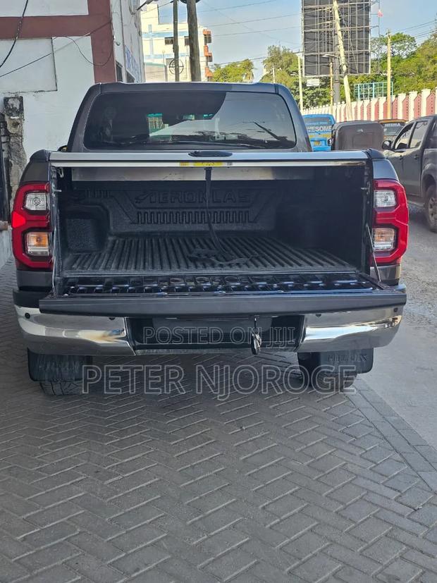 Toyota Hilux 2021 Black