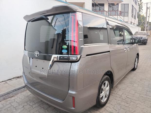 Toyota Esquire 2019 Gray