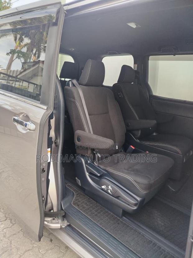 Toyota Esquire 2019 Gray