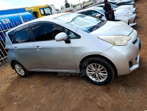 Toyota Ractis 1.3 FWD 2009 Silver