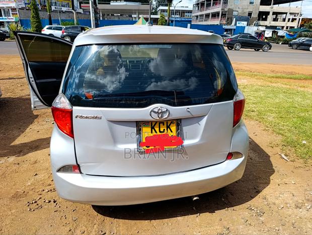 Toyota Ractis 1.3 FWD 2009 Silver