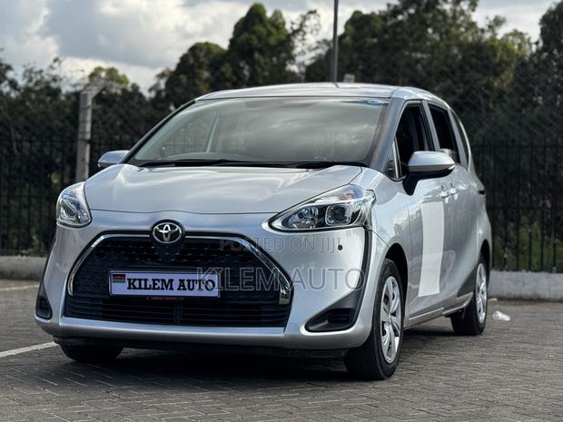 Toyota Sienta 1.5 AWD 2019 Silver