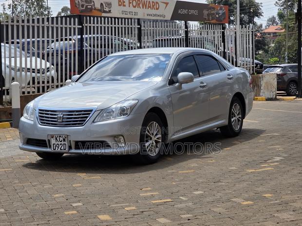 Toyota Crown 2013