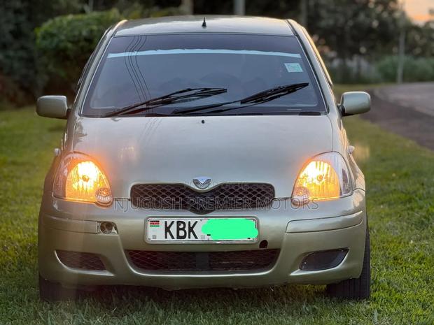 Toyota Vitz 2003 Silver