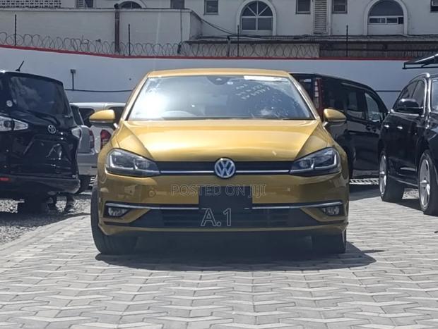 Volkswagen Golf 2019 Yellow